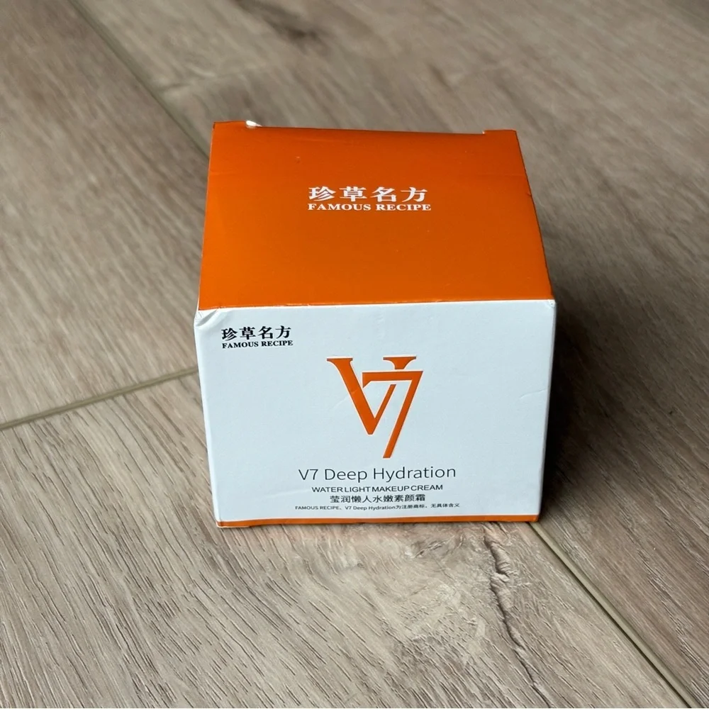 Moisturizing Cream V7 Deep Hydration Waterlight Makeup Cream NIB